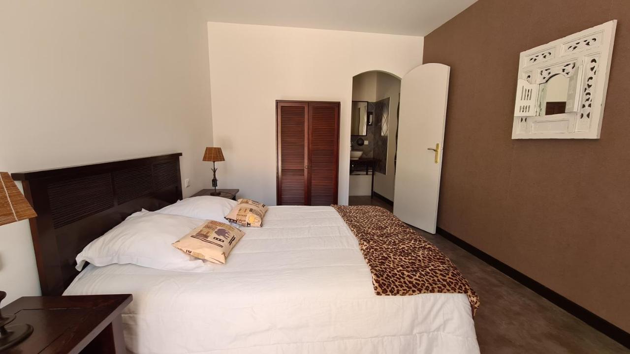 Alysa Hotel Parthenay Exterior photo
